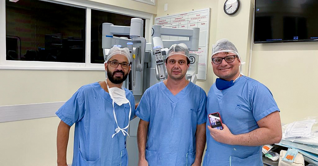 Fotografia da equipe do Dr. André Berger no hospital Santa Isabel para realizar uma Prostatectomia Radical Robótica. No fundo a Da Vinci Xi Surgical System. 